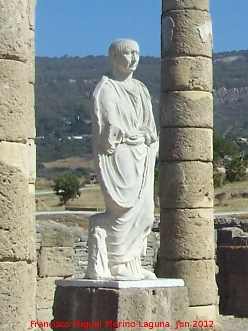 Baelo Claudia. Baslica - Baelo Claudia. Baslica. Estatua de Trajano