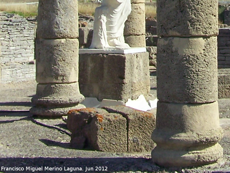 Baelo Claudia. Baslica - Baelo Claudia. Baslica. Restos del revestimiento del pedestal de la estatua de Trajano