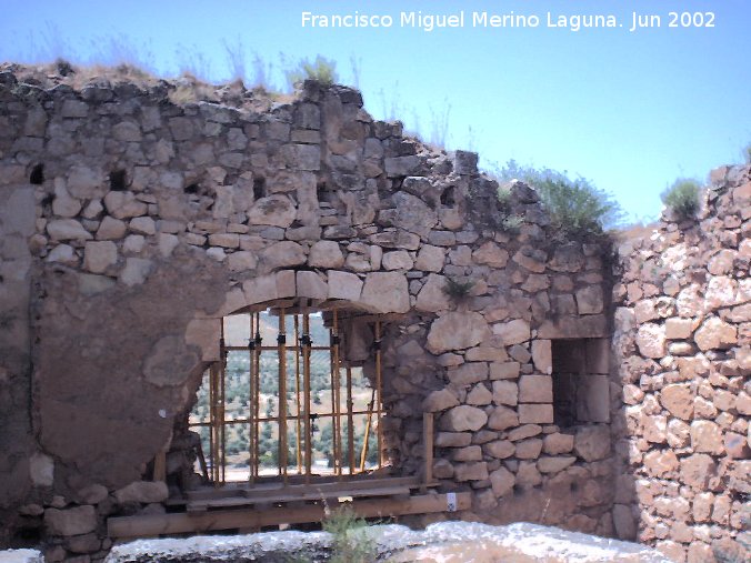 Castillo de los Duques de Alburquerque - Castillo de los Duques de Alburquerque. Ventana del muro lateral vista desde los muros del aljibe