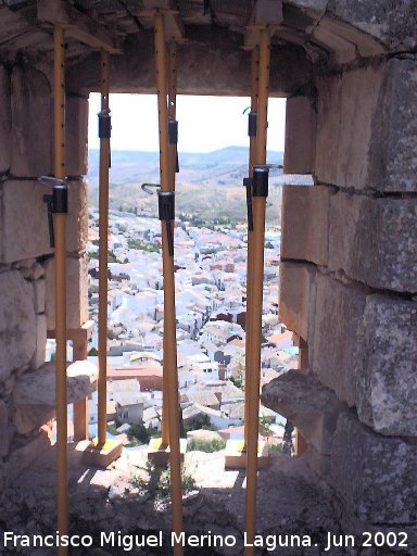 Castillo de los Duques de Alburquerque - Castillo de los Duques de Alburquerque. Huelma desde la ventana superior de la fachada