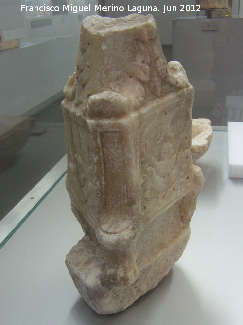 Baelo Claudia. Foro - Baelo Claudia. Foro. Pie de candelabro de mrmol. Siglos I-II d.C. Museo de Baelo Claudia