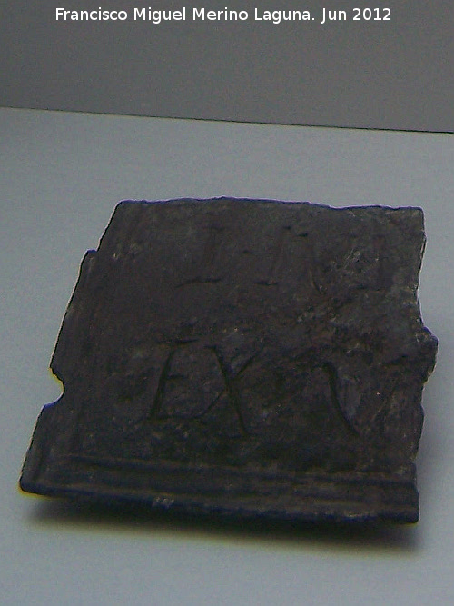 Baelo Claudia. Decumanus Maximus - Baelo Claudia. Decumanus Maximus. Fragmento de placa de bronce. Siglos I-II d.C. Museo de Baelo Claudia