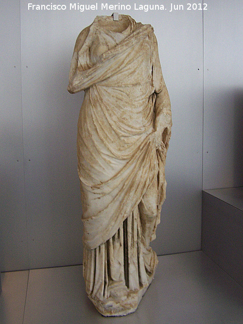  - . Estatua de dama o diosa con palla y stola. Mrmol siglo I d.C. Museo de Baelo Claudia