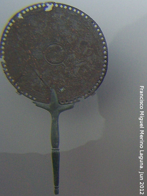 Baelo Claudia. Necrpolis - Baelo Claudia. Necrpolis. Espejo de bronce. Siglo I d.C. Museo de Baelo Claudia