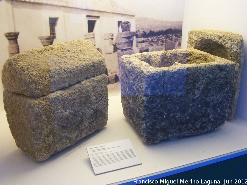 Baelo Claudia. Necrpolis - Baelo Claudia. Necrpolis. Urnas funerarias. Siglo II d.C. Museo de Baelo Claudia