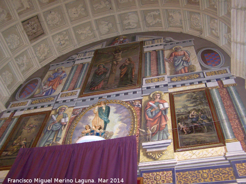 Iglesia de la Inmaculada - Iglesia de la Inmaculada. Parte alta del retablo con el cuadro de La Huida en primer lugar, la Inmaculada en el centro, los Evangelistas y la Crucifixin en la parte alta