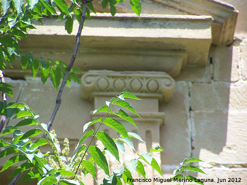 Ermita-Hospedera Madre de Dios del Campo - Ermita-Hospedera Madre de Dios del Campo. Capitel de la fachada