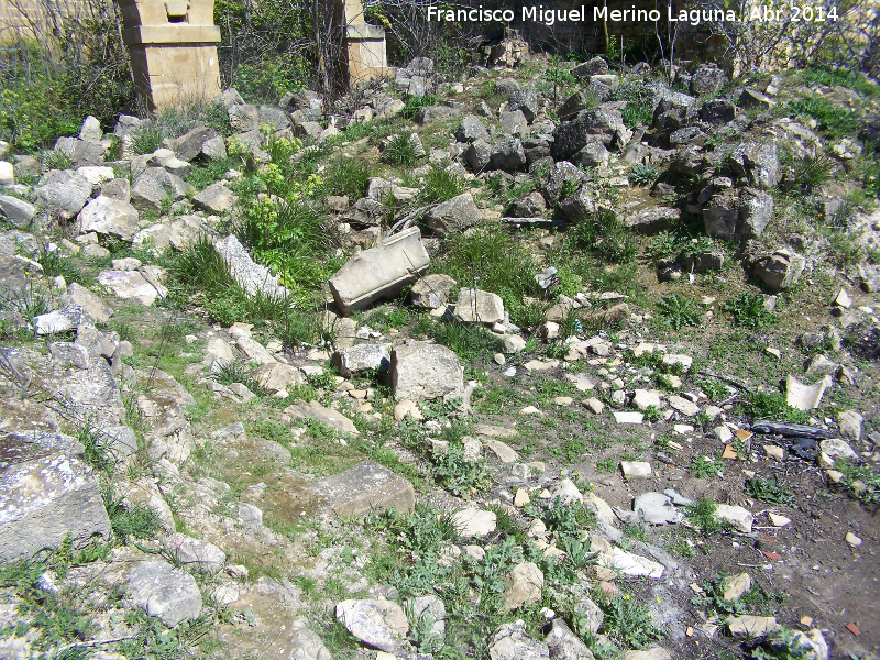 Ermita-Hospedera Madre de Dios del Campo - Ermita-Hospedera Madre de Dios del Campo. Montones de piedras cadas a causa de la voladura