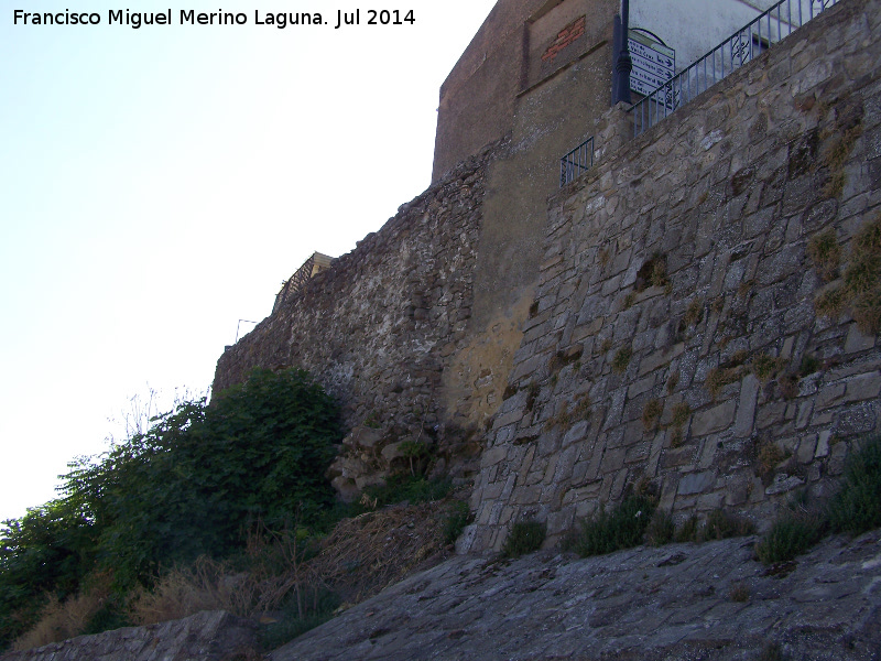 Murallas de Iznatoraf - Murallas de Iznatoraf. Paseo de la Cava