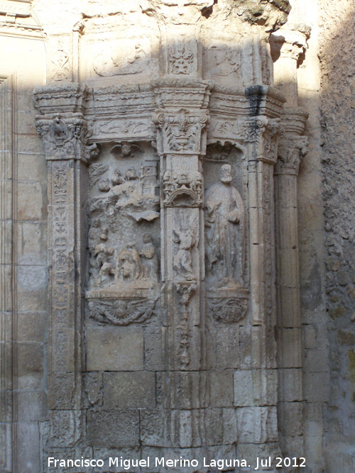 Iglesia de la Asuncin - Iglesia de la Asuncin. Estatuas de la derecha