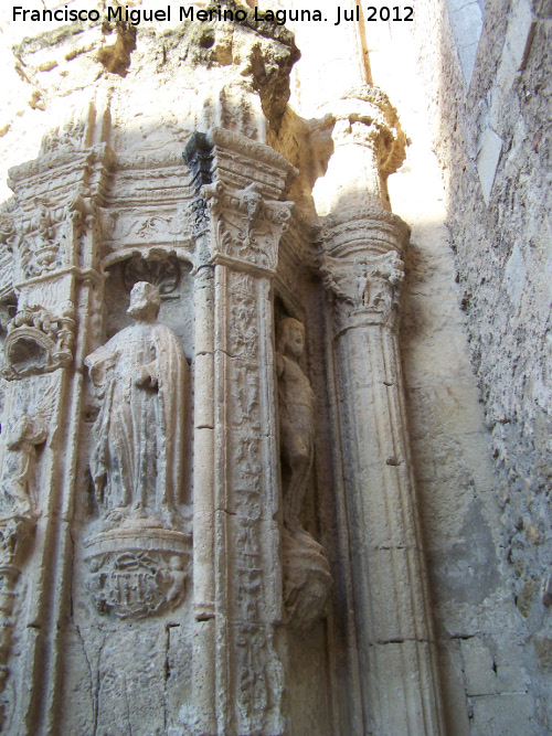 Iglesia de la Asuncin - Iglesia de la Asuncin. Estatuas de la derecha