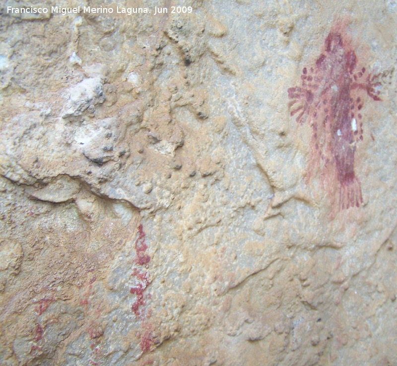 Pinturas rupestres del Abrigo de la Diosa - Pinturas rupestres del Abrigo de la Diosa. Barra fina con restos de pinturas a la izquierda de la Diosa
