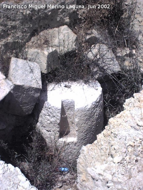 Almazara romana de Cutara - Almazara romana de Cutara. Quinta pesa con sus paredes de piedra alrededor