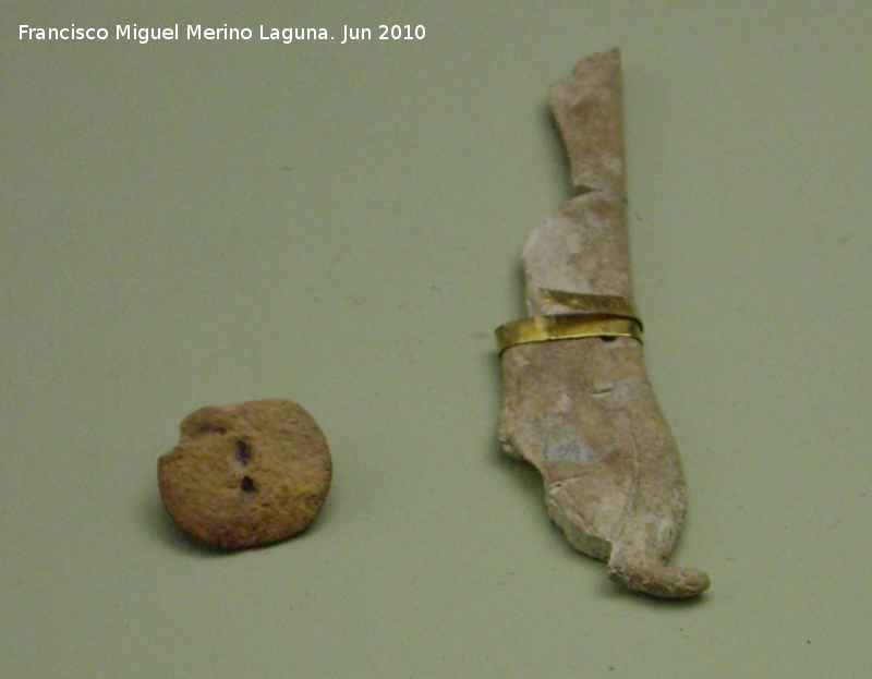 Marroquíes Bajos - Marroquíes Bajos. Botón e ídolo antropomorfo de hueso con cinta de oro a la cintura del calcolítico. Museo Provincial