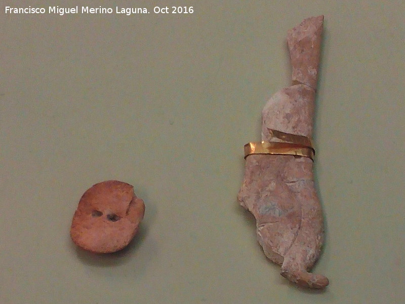Marroquíes Bajos - Marroquíes Bajos. Botón e ídolo antropomorfo de hueso con cinta de oro a la cintura del calcolítico. Museo Provincial