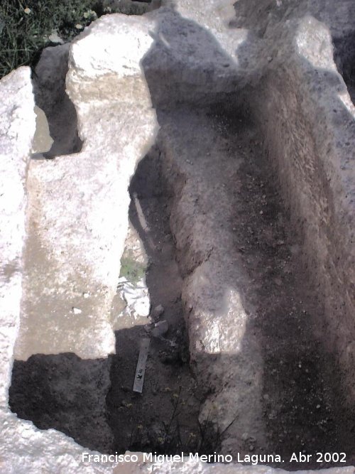 Marroques Bajos - Marroques Bajos. Tumba cristiana con prefosa cerca de las vas del tren