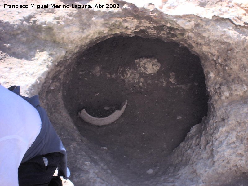 Marroques Bajos - Marroques Bajos. Habitculo de cabaa prehistorica dedicada al almacenamiento posible de metales con basija cermica