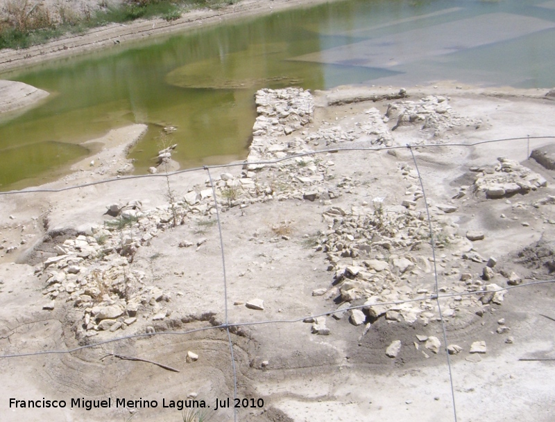 Marroques Bajos - Marroques Bajos. Murallas con bastines circulares uno inundado