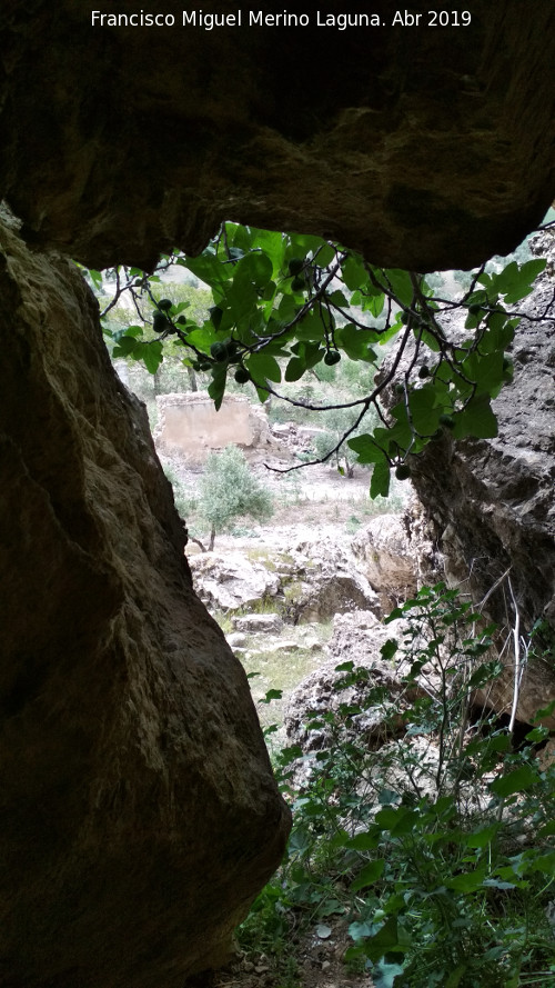 Yacimiento El Pen - Yacimiento El Pen. Cueva pequea