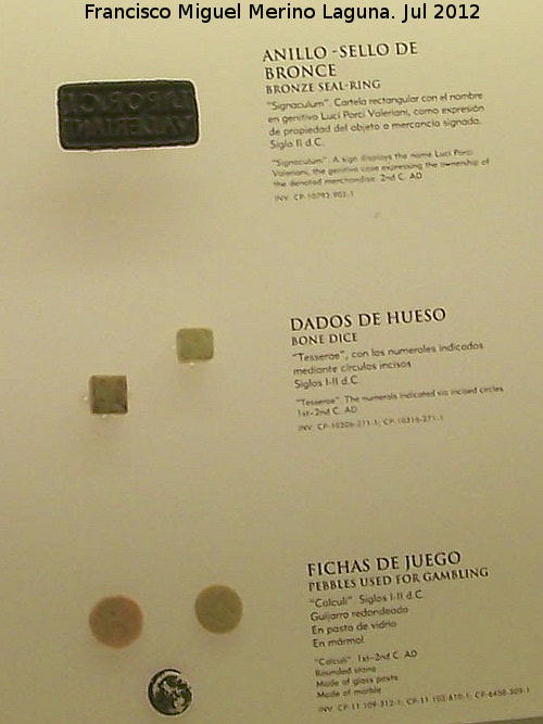 Teatro Romano de Cartagena - Teatro Romano de Cartagena. Sello, dados y fichas de juego. Siglo II d.C.