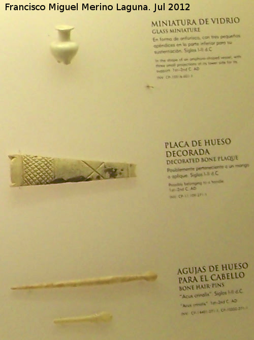 Teatro Romano de Cartagena - Teatro Romano de Cartagena. Miniatura de vidrio, placa decorada y agujas de hueso. Siglos I - II d.C.