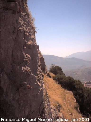 Castillo de Abrehuy - Castillo de Abrehuy. Desde el Abrehuy el acantilado rocoso y restos de murallas hacia el castillo