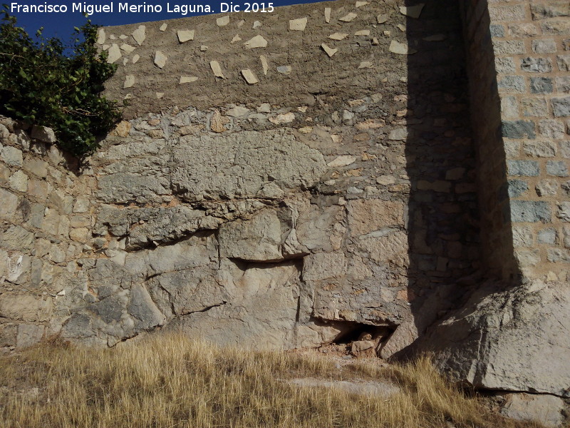 Castillo de Abrehuy - Castillo de Abrehuy. Psima reconstruccin y alzado de la muralla sur junto a la torre del parador