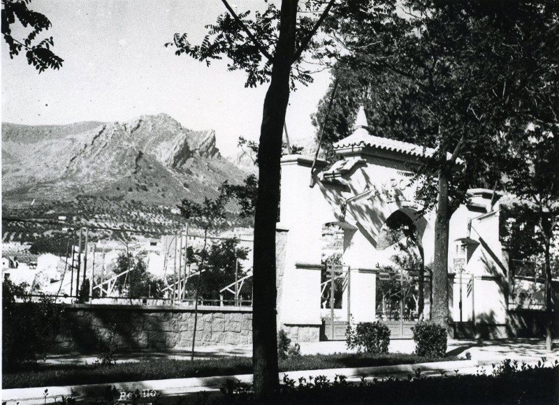 Paseo de la Alameda - Paseo de la Alameda. Puertas del Campo Hpico. Fotografa de Jaime Rosell Caada. Archivo del Instituto de Estudios Giennenses