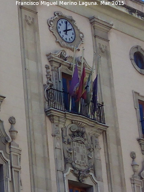 Ayuntamiento de Jaén - Ayuntamiento de Jaén. Reloj balcón y escudo de Jaén