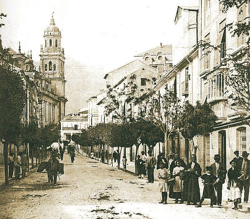 Ayuntamiento de Jaén - Ayuntamiento de Jaén. Foto antigua desde la Carrera, se ven los óculos del antiguo Ayuntamiento
