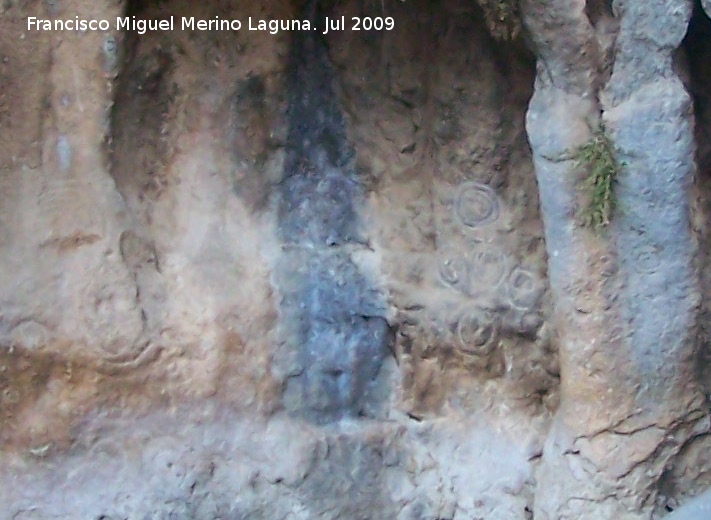 Petroglifos rupestres de El Toril - Petroglifos rupestres de El Toril. Venus en negro en el centro con petroglifos a los lados