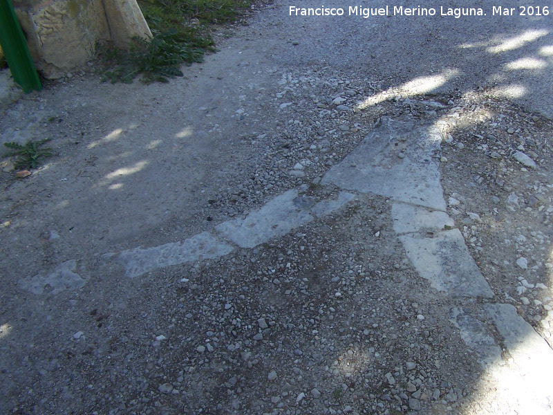 Portn de los Leones - Portn de los Leones. Rieles de piedra para el portn de entrada