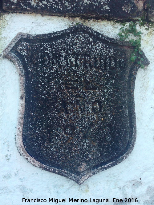 Fuente de Abajo - Fuente de Abajo. Escudo y fecha del pilar