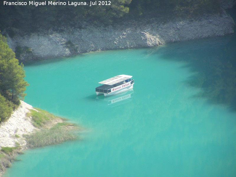 Pantano de Guadalest - Pantano de Guadalest. Barco solar