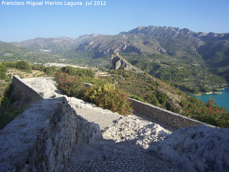 Muralla de Guadalest - Muralla de Guadalest. Con el Castillo de Benimantell al fondo