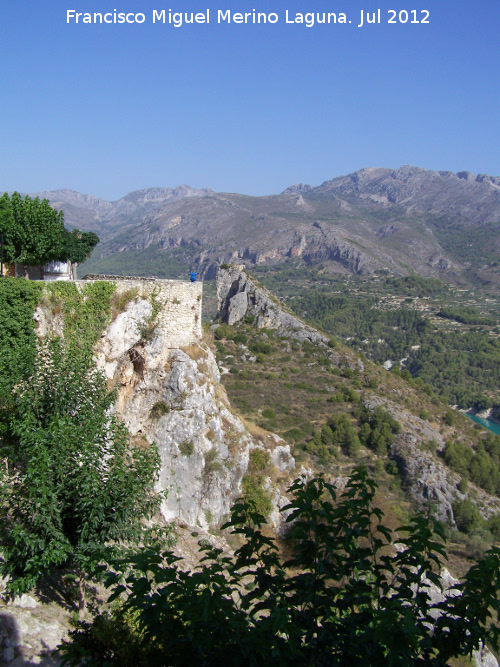 Muralla de Guadalest - Muralla de Guadalest. Torren circular y al fondo el Castillo de Benimantell