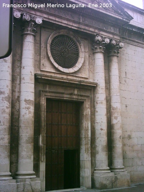 Historia de Jan. Bombardeo de Jan - Historia de Jan. Bombardeo de Jan. Portada de la Iglesia de San Ildefonso donde an son visibles los daos producidos por las bombas.