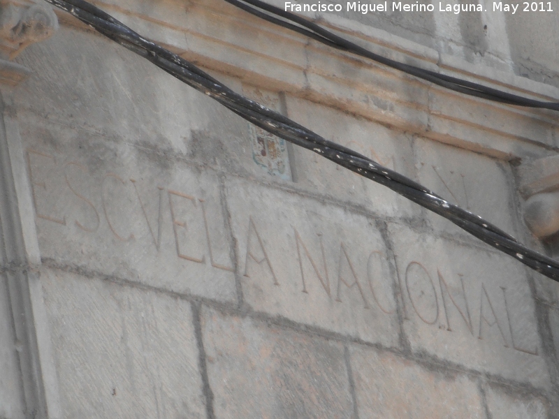 Carniceras Pblicas - Carniceras Pblicas. Escudo policromado de Jan e inscripcin de Escuela Nacional