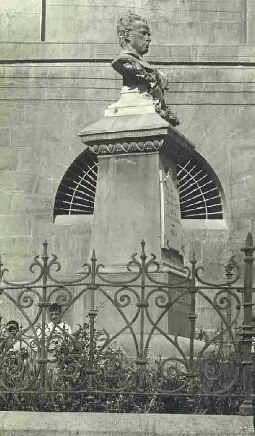 Catedral de Jan. Cripta - Catedral de Jan. Cripta. 1913 antes de que la ventana se convirtiese en puerta