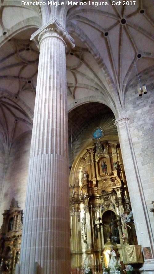 Columna - Columna. Iglesia El Salvador - Caravaca de la Cruz