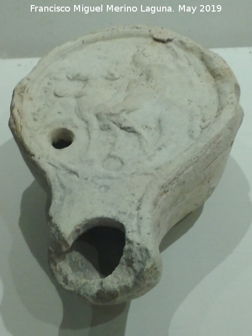 Lucerna - Lucerna. Lucerna con diosa Epona. Cstulo. Siglo I d.C. Museo Arqueolgico de Linares