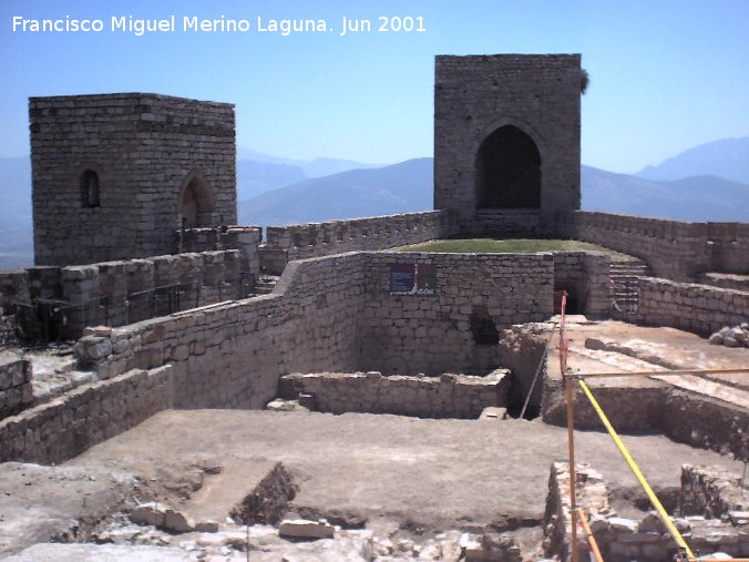 Castillo Nuevo de Santa Catalina - Castillo Nuevo de Santa Catalina. A la izquierda torre albarrana, en el centro La Torre de la Vela, abajo las excavaciones arqueolgicas