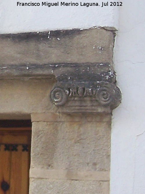 Casa de la Calle Ventanas Bajas de San Lorenzo n 8 - Casa de la Calle Ventanas Bajas de San Lorenzo n 8. Capitel derecho