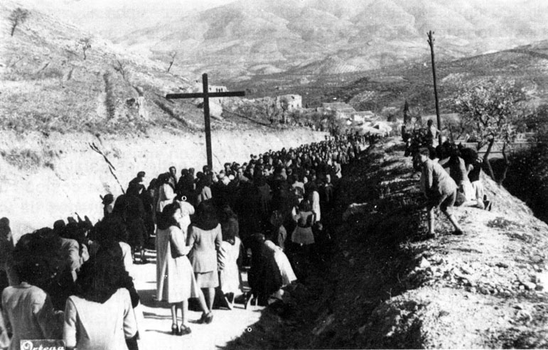 Cruz del Castillo - Cruz del Castillo. En marzo del 1946 se hizo una procesin para devolver la cruz a su sitio ya que haba sido derribada por el viento