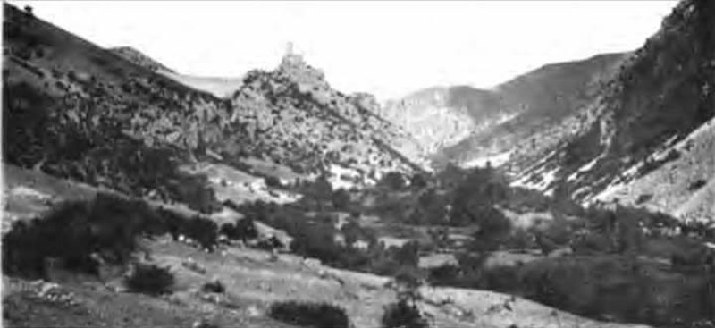 Castillo de Otiar - Castillo de Otiar. Foto tomada hacia 1905 en el valle de Otar por el gelogo francs Robert Douvill y publicadas en su libro Esquisse gologique des Pr-alpes subbtiques (Partie centrale), editado en Pars en 1906
