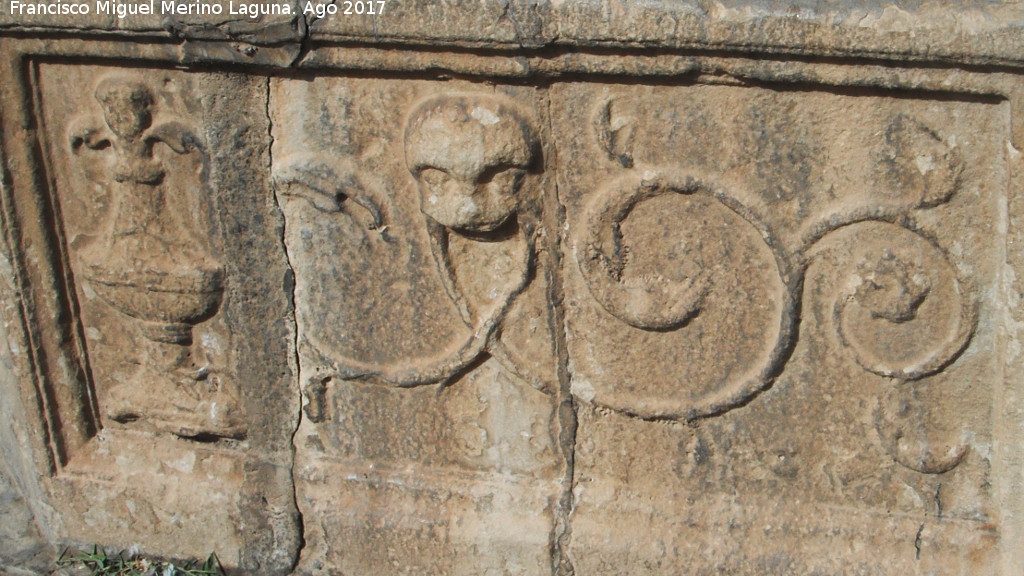 Fuente de la Plaza Vzquez de Molina - Fuente de la Plaza Vzquez de Molina. Relieve III