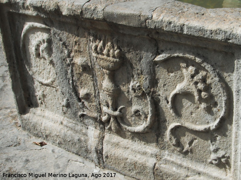 Fuente de la Plaza Vzquez de Molina - Fuente de la Plaza Vzquez de Molina. Relieve IV