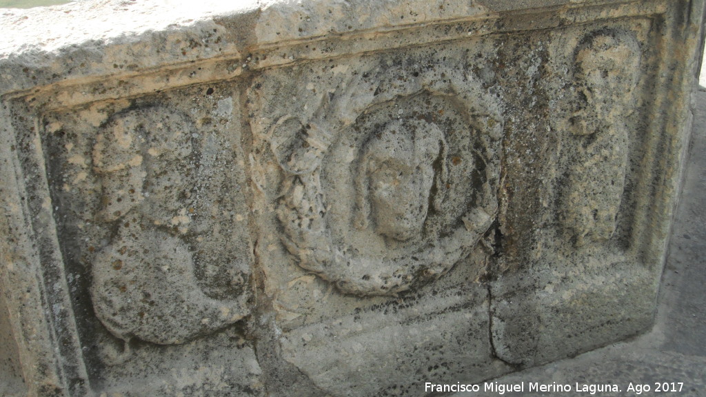 Fuente de la Plaza Vzquez de Molina - Fuente de la Plaza Vzquez de Molina. Relieve VI