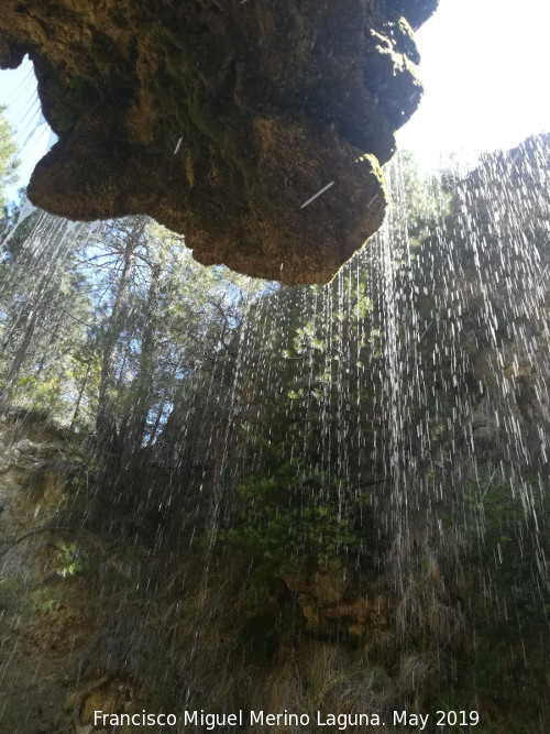 Cascada Cuarta de La Hueta - Cascada Cuarta de La Hueta. Desde el interior