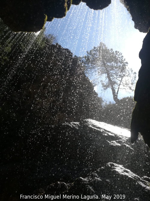 Cascada Cuarta de La Hueta - Cascada Cuarta de La Hueta. Desde el interior